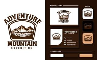 modèle de logo emblème aventure montagne vecteur