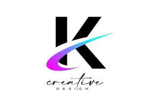 création de logo de lettre k avec swoosh bleu violet créatif. lettre k icône initiale avec vecteur de forme incurvée