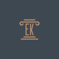 monogramme initial ek pour le logo du cabinet d'avocats avec un design de pilier vecteur