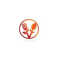 création de logo d'aliments sains. logo d'aliments biologiques. logo alimentaire avec cuillère, fourchette et feuilles. logo alimentaire. logo d'aliments sains couverts de feuilles vecteur