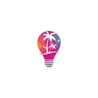 conception d'icône de logo de concept de forme d'ampoule de voyage de plage. modèle de logo de voyage. palmier avec vecteur de modèle de logo de vague océanique.