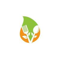 création de logo de concept de forme de goutte d'aliments sains. logo d'aliments biologiques. logo alimentaire avec cuillère, fourchette et feuilles. logo alimentaire. vecteur