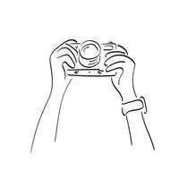 dessin au trait gros plan main tenant un appareil photo compact illustration vecteur dessiné à la main isolé sur fond blanc