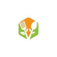 création de logo d'aliments sains. logo d'aliments biologiques. logo alimentaire avec cuillère, fourchette et feuilles. logo alimentaire. logo d'aliments sains couverts de feuilles vecteur