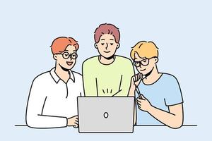 des collègues masculins souriants regardent ensemble un remue-méninges sur écran d'ordinateur. des collègues heureux coopèrent en travaillant sur un ordinateur portable sur le lieu de travail. travail en équipe. illustration vectorielle. vecteur