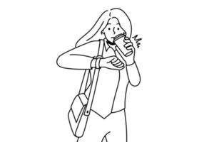 une jeune femme boit du café dans une tasse à emporter regarde la montre-bracelet inquiète de manquer la date limite. une étudiante profite de l'heure du café sur l'horloge. illustration vectorielle. vecteur