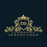 logo lettre co avec bouclier d'or de luxe. modèle vectoriel de logo d'élégance.