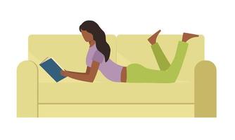 une femme afro-américaine lit un livre sur le canapé. illustration vectorielle. vecteur