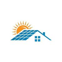 logo de panneaux solaires maison et modèle de soleil vecteur