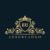 logo lettre eu avec bouclier d'or de luxe. modèle vectoriel de logo d'élégance.