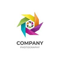 création de logo de photographie de caméra abstraite colorée avec symbole de conception d'icône d'objectif pour studio de photographie, photographe, photo. compagnie, marque, l'image de marque, d'entreprise, identité vecteur