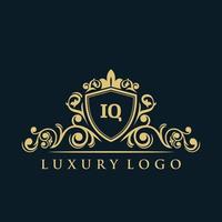 logo lettre iq avec bouclier d'or de luxe. modèle vectoriel de logo d'élégance.