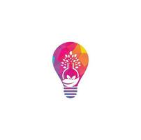 logo de concept de forme d'ampoule d'arbre de laboratoire. création de logo vectoriel de laboratoire vert. logo feuille et bouteille de laboratoire