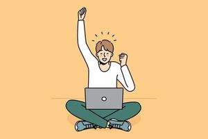 un jeune homme excité utilise un ordinateur portable triomphe avec de bonnes nouvelles ou un message en ligne. un gars heureux se sent émotif célébrer le succès ou la promotion. illustration vectorielle. vecteur