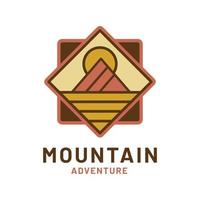 vintage aventure montagne nature logo insigne illustration vectorielle, idéal pour les autocollants et les t-shirts d'insigne de conception vecteur