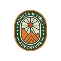 illustration vectorielle d'insigne de logo d'aventure de montagne nature vintage. bon pour la conception d'un badge autocollant ou d'un t-shirt vecteur