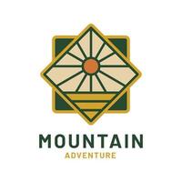 vintage aventure montagne nature logo insigne illustration vectorielle, idéal pour les autocollants et les t-shirts d'insigne de conception vecteur