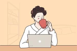 travail distant à distance et concept indépendant. jeune femme en bigoudis assise près d'un ordinateur portable et de la maison et buvant du café dans une chambre confortable illustration vectorielle vecteur