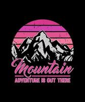 l'aventure en montagne est là-bas lettrage qutoe pour la conception de t-shirt vecteur
