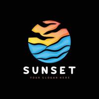 logo du coucher du soleil, conception de la plage, illustration de la rivière et du soleil, image vectorielle profitant du crépuscule vecteur