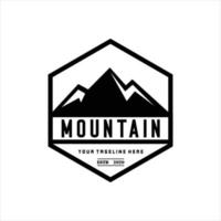 emblèmes de voyage en montagne. emblème, insigne et logo d'aventure en plein air de camping. tourisme de montagne, randonnées. vecteur