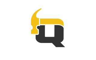 vecteur de construction de logo q pour entreprise de menuiserie. illustration vectorielle de modèle de marteau de lettre initiale pour votre marque.