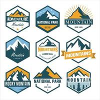 étiquettes de montagne. emblèmes de randonnée, insignes d'emblème de montagnes et étiquette de voyage en plein air. vecteur