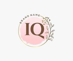 logo féminin initial iq. utilisable pour les logos nature, salon, spa, cosmétique et beauté. élément de modèle de conception de logo vectoriel plat.