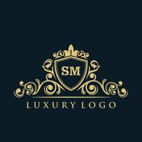 logo lettre sm avec bouclier d'or de luxe. modèle vectoriel de logo d'élégance.