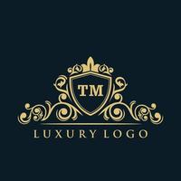 logo lettre tm avec bouclier d'or de luxe. modèle vectoriel de logo d'élégance.