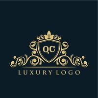 logo lettre qc avec bouclier d'or de luxe. modèle vectoriel de logo d'élégance.