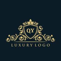 logo lettre qy avec bouclier d'or de luxe. modèle vectoriel de logo d'élégance.