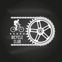 conception de typographie vintage avec équipement de cyclisme et silhouette de chaîne. sport extrême vecteur