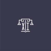xi monogramme initial pour le logo du cabinet d'avocats avec image vectorielle d'échelles vecteur
