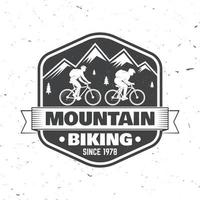 conception de typographie vintage avec homme à vélo et silhouette de montagne. vecteur