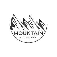 montagne aventureuse en plein air design vintage symbole demi-cercle illustration design vecteur