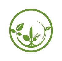 conception vectorielle de modèle de logo d'aliments sains avec des cuillères, des fourchettes et des feuilles vertes vecteur