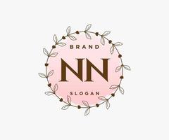 logo féminin initial nn. utilisable pour les logos nature, salon, spa, cosmétique et beauté. élément de modèle de conception de logo vectoriel plat.