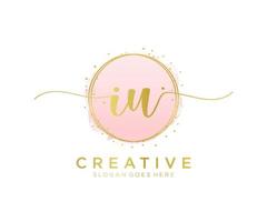 initiale ui logo féminin. utilisable pour les logos nature, salon, spa, cosmétique et beauté. élément de modèle de conception de logo vectoriel plat.