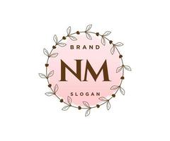 logo féminin nm initial. utilisable pour les logos nature, salon, spa, cosmétique et beauté. élément de modèle de conception de logo vectoriel plat.