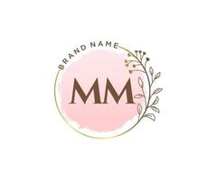 logo féminin initial mm. utilisable pour les logos nature, salon, spa, cosmétique et beauté. élément de modèle de conception de logo vectoriel plat.