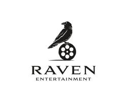 oiseau corbeau noir avec équipements cinématographiques. bonne conception de logo pour cinéaste ou studio de cinéma vecteur