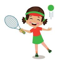 mignon garçon heureux jouant au tennis vecteur