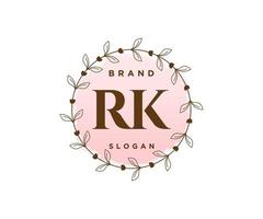 logo féminin rk initial. utilisable pour les logos nature, salon, spa, cosmétique et beauté. élément de modèle de conception de logo vectoriel plat.