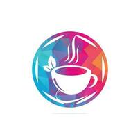 logo de tasse de thé vert à base de plantes, logo de boisson à base de plantes, feuille verte avec logo de tasse, feuille verte avec concept de logo de tasse de thé. boisson nature, logo de boisson santé. vecteur