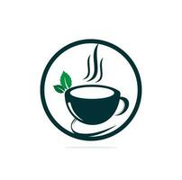 logo de concept de forme de point de carte de tasse de thé vert à base de plantes, logo de boisson à base de plantes, feuille verte avec logo de tasse, feuille verte avec concept de logo de tasse de thé. boisson nature, logo de boisson santé. vecteur