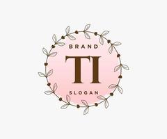 initiale ti logo féminin. utilisable pour les logos nature, salon, spa, cosmétique et beauté. élément de modèle de conception de logo vectoriel plat.