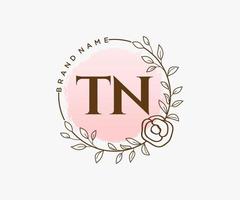 logo féminin initial tn. utilisable pour les logos nature, salon, spa, cosmétique et beauté. élément de modèle de conception de logo vectoriel plat.