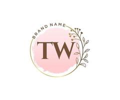 initiale tw logo féminin. utilisable pour les logos nature, salon, spa, cosmétique et beauté. élément de modèle de conception de logo vectoriel plat.