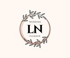 Dans la collection de logos de monogramme de mariage lettre initiales, modèles minimalistes et floraux modernes dessinés à la main pour cartes d'invitation, réservez la date, identité élégante pour restaurant, boutique, café en image vectorielle vecteur